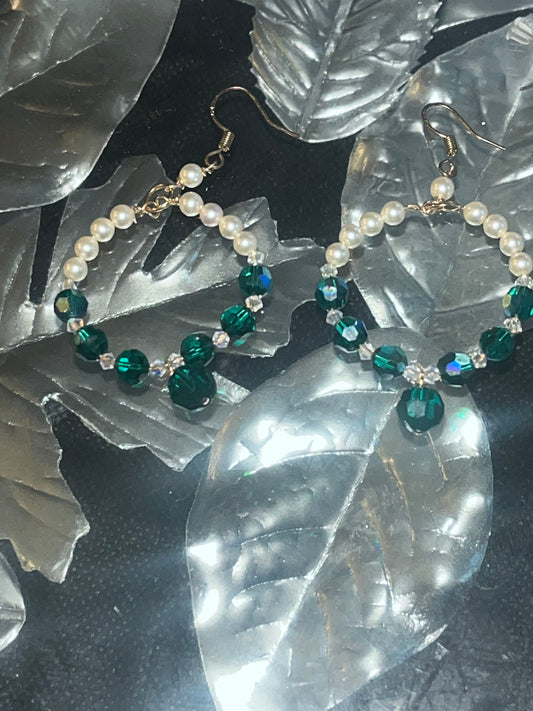 Emeralds and pearls crystal earrings.